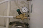 Регулятор давления воды в системе водоснабжения.