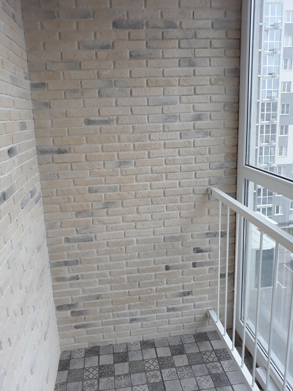 Плитка на балконе на стене