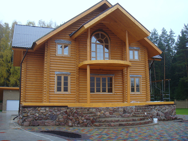двухэтажный дом из бревна