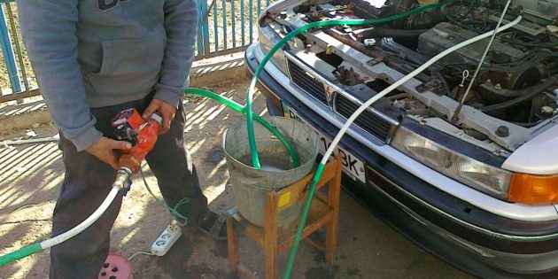  Промывка радиатора печки: подключите шланги и насос