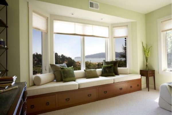 диван для отдыха в интерьере гостиной с эркером