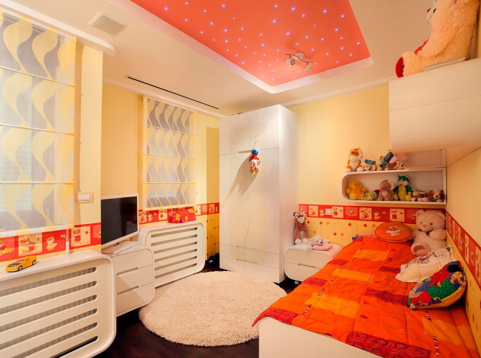 бело-оранжевый натяжной потолок в детской комнате