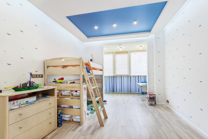 бело-синий натяжной потолок в детской комнате