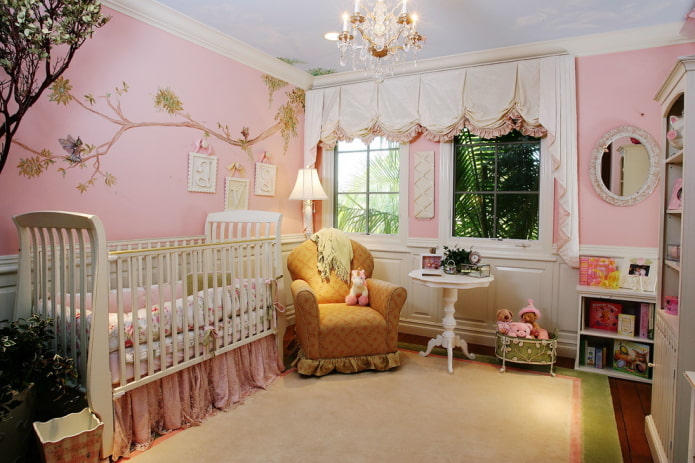 стены розового цвета в комнате ребенка