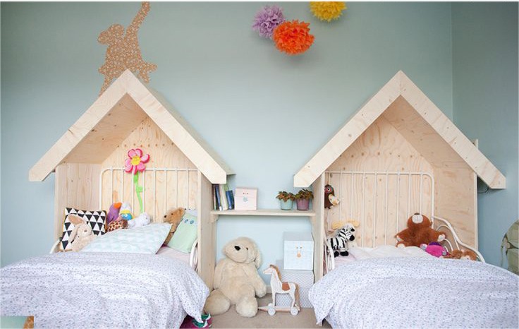 Кроватки-домики в комнате для двух маленьких детей