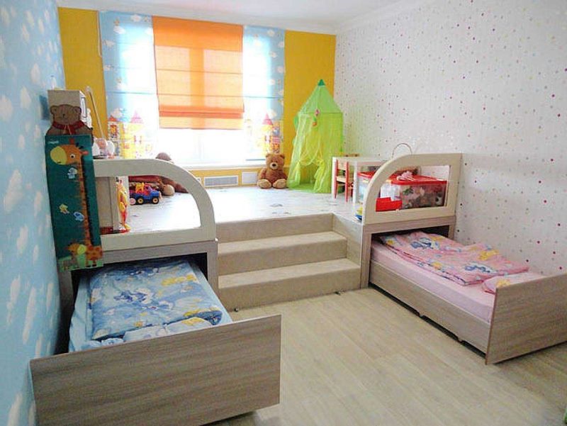 Подиум в детской с выдвижными кроватями
