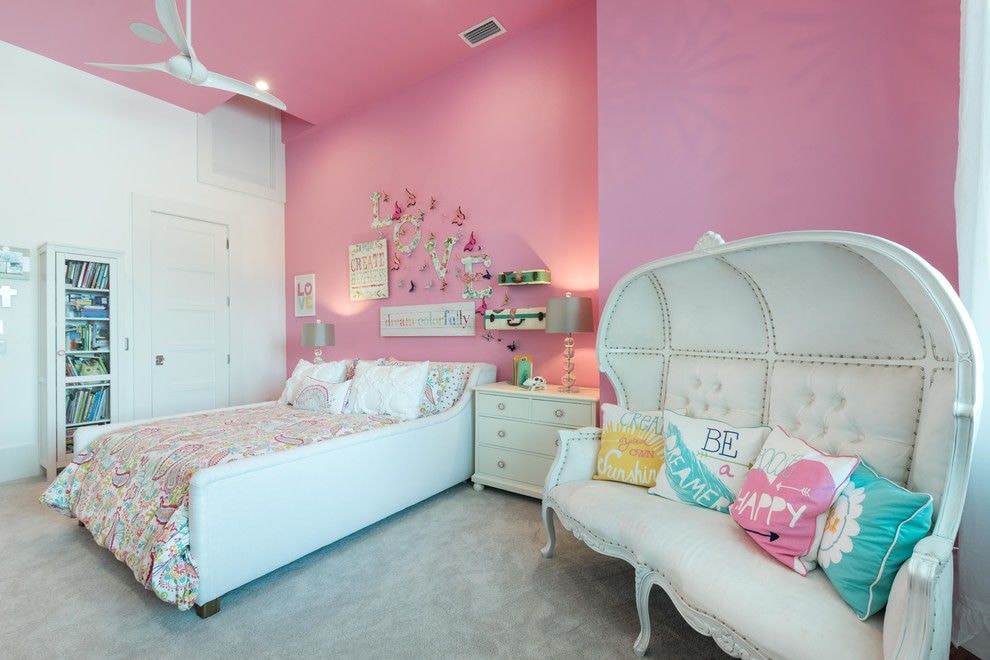 Белая мебель в комнате с розовыми стенами