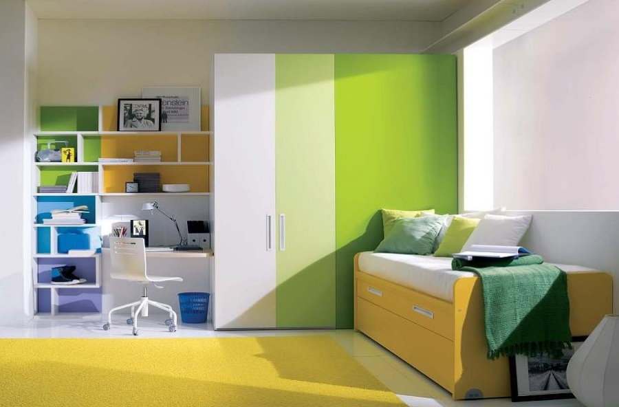 Сочетание белого и зеленого цветов в интерьере детской комнаты
