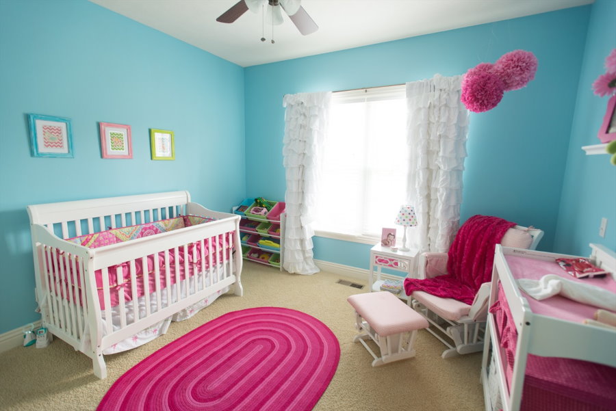 Розово-бирюзовая комната для младенца