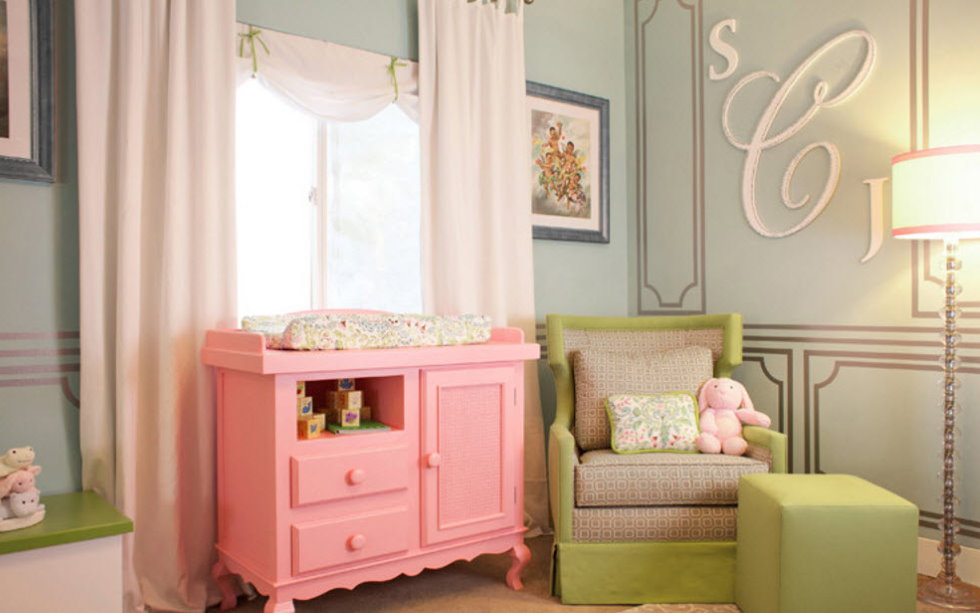 Розовый комод в спальне девочки