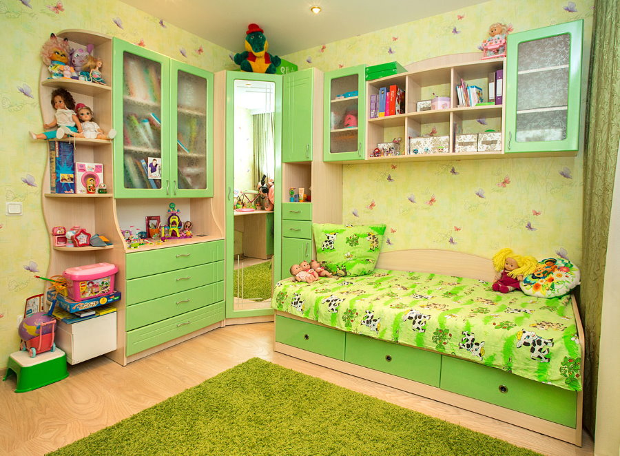 Зеленый коврик в комнате девочки