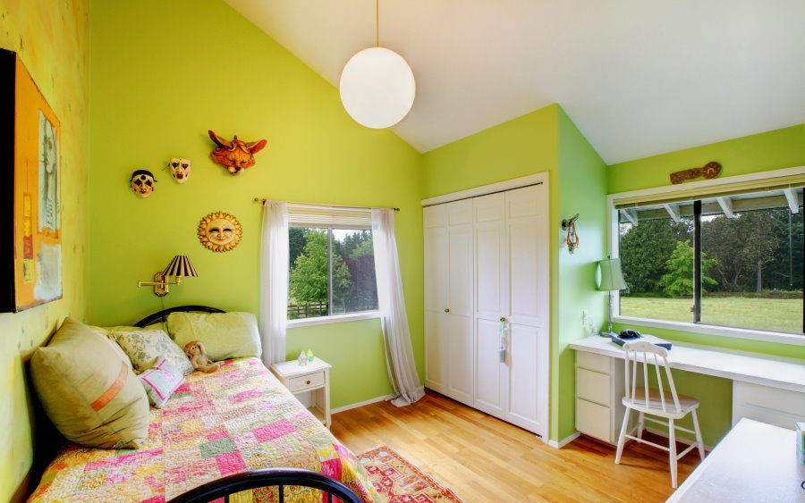 Светло-зеленые стены в детской комнате