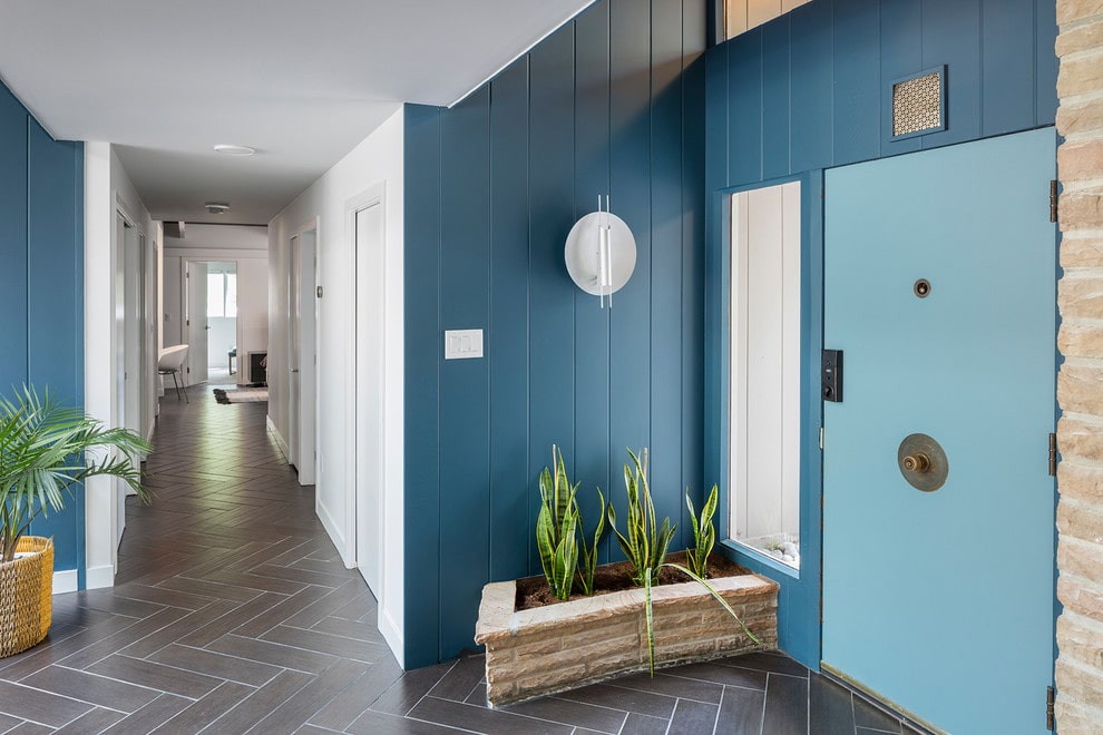 Синие ПВХ-панели на стене холла в частном доме