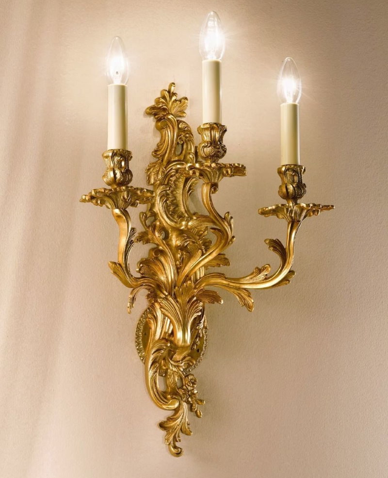 Настенный светильник с позолоченным корпусом в стиле барокко
