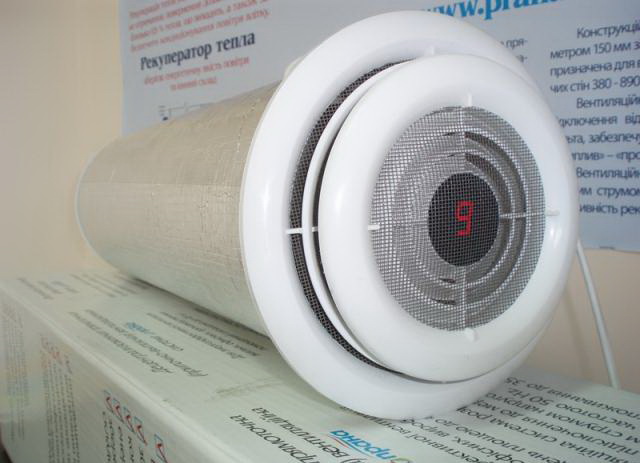 Один из способов снизить теплопотери дома через систему вентиляции - установить рекуператор.
