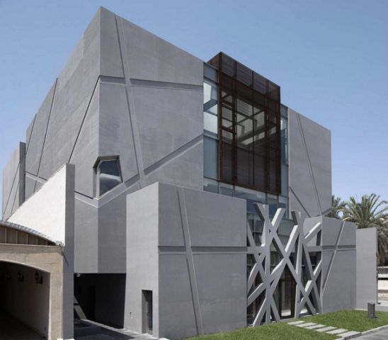 Современный фасад, отделанный бетоном