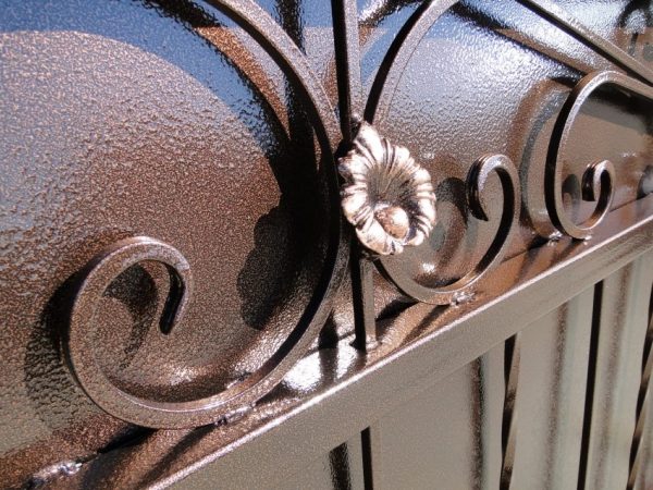 Узнаваемый эффект: молотковая краска на металлических воротах