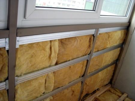 Утепление балкона минеральной ватой имеет ряд преимуществ и некоторые недостатки