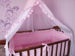 Балдахин на детскую кроватку рекомендуется выбирать тот, который изготовлен из натуральной ткани без вредных для здоровья веществ