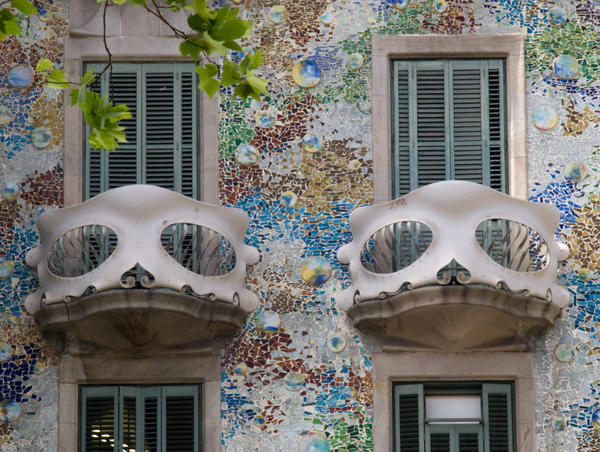 Фасад дома Бальо архитектора Антонио Гауди, украшенный мозаикой. 1877 год