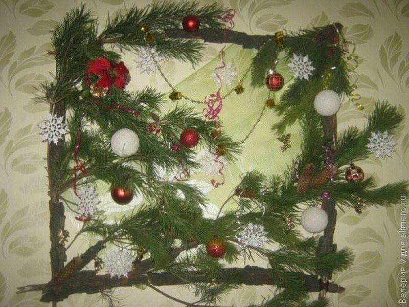 Самый простой вид новогоднего панно – декор на стене из еловых веток, украшенный елочными игрушками