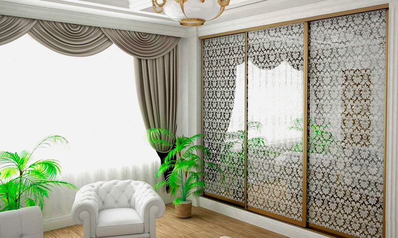 Интерьер гостиной со встроенным шкафом купе со стеклянными дверьми