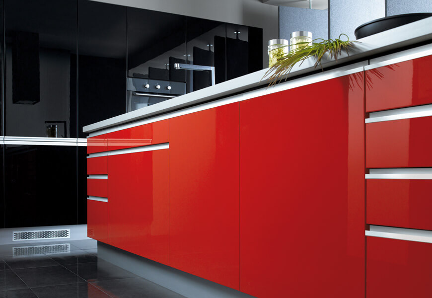 Кухонный гарнитур в современном стиле с крашенным МДФ фасадом