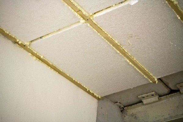 Пенопласт может использоваться как на стенах, так и на потолке