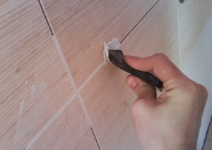 как очистить стены от плиточного клея