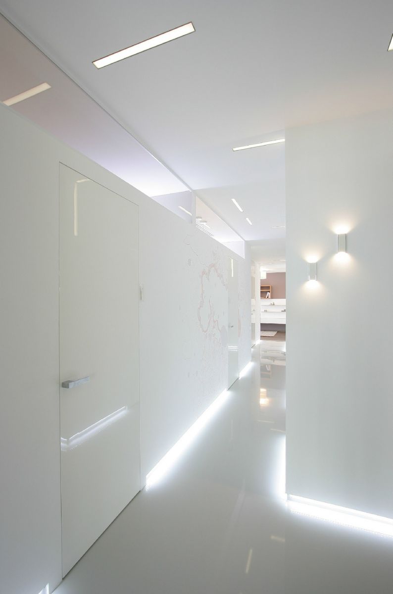 ядовито белый коридор со светодиодной подсветкой 