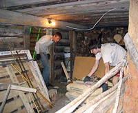 Демонтаж деревянных домов начинается с внутренних работ