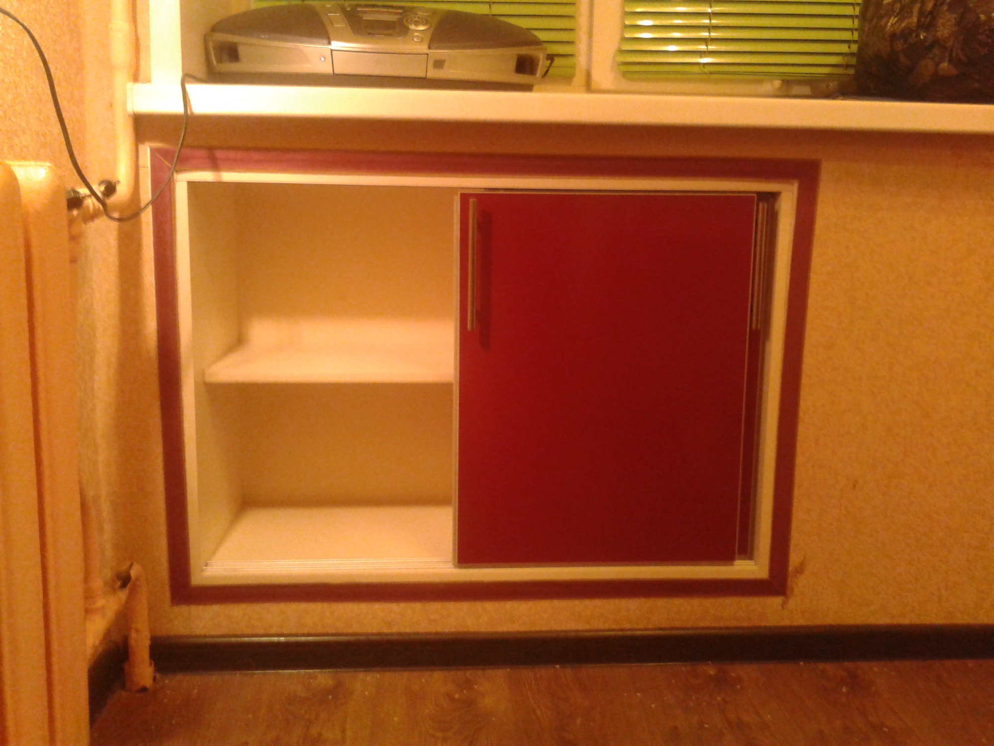 Хрущевский холодильник под окном красный