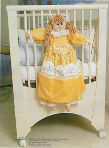Кукла-пакетница - органайзер для детской кровати