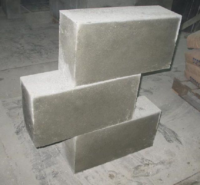 Пенобетонные блоки подходят и для строительства, и для дополнительного утепления стен