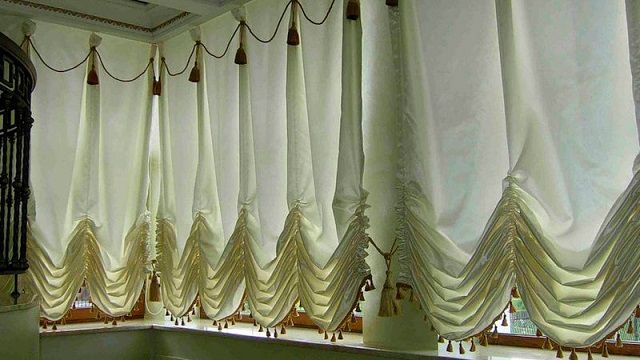 Традиционный вариант – занавешивание окон тканевыми шторами