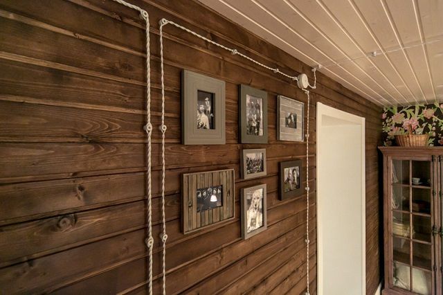 Комбинированный подход – потолок из вагонки окрашен ровным слоем, а на стенах решено подчеркнуть природную фактуру древесины