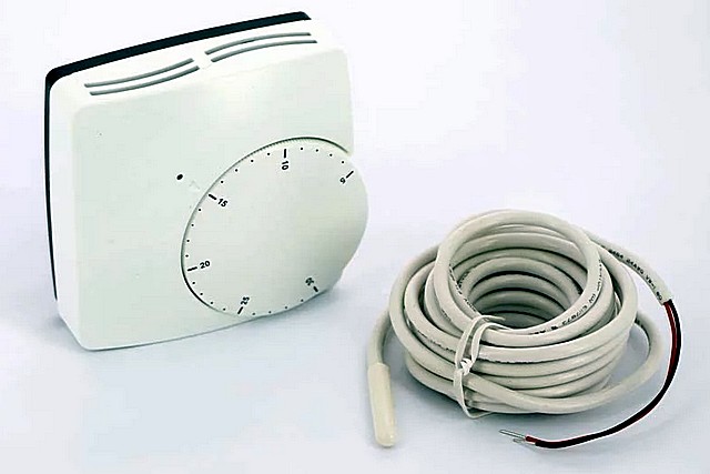 Терморегулятор в комплекте с выносным термодатчиком – для отслеживания температуры нагрева пола
