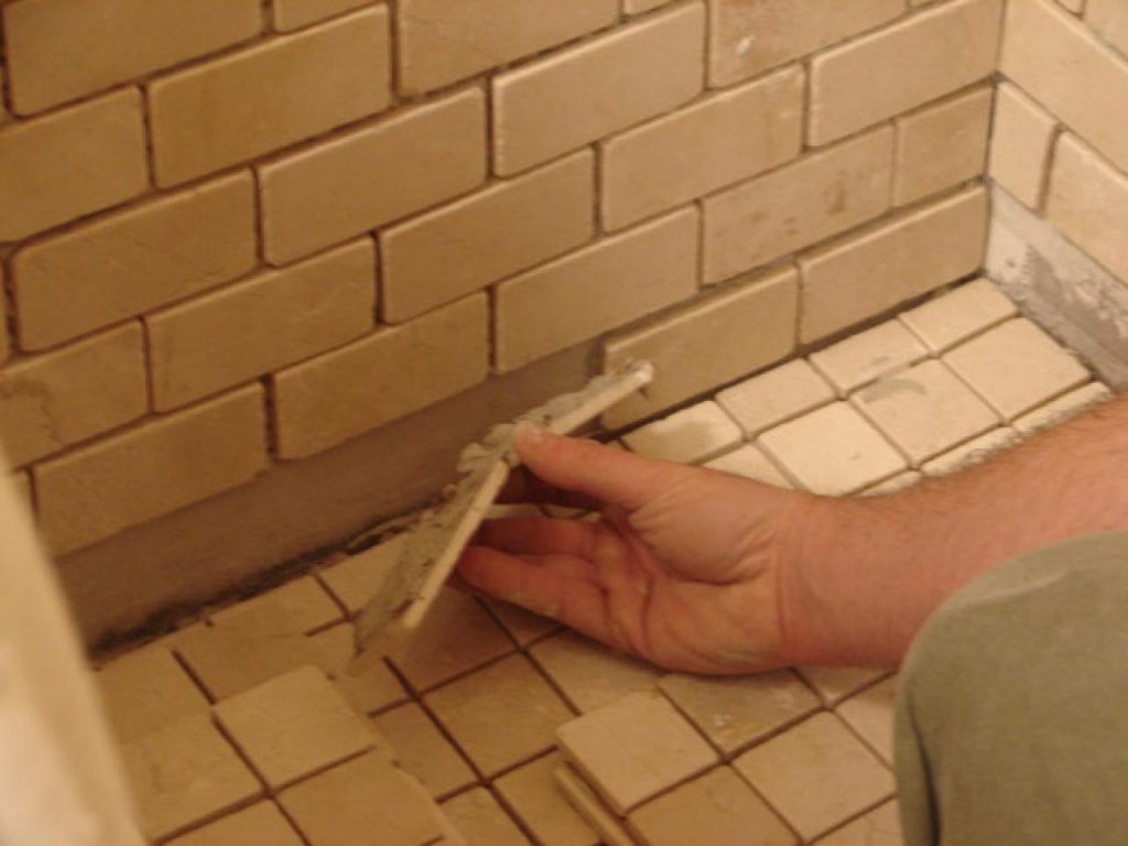 Укладка керамогранита на стену в ванной своими руками