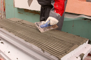 Использование крупных плит пенопласта для утепления стен