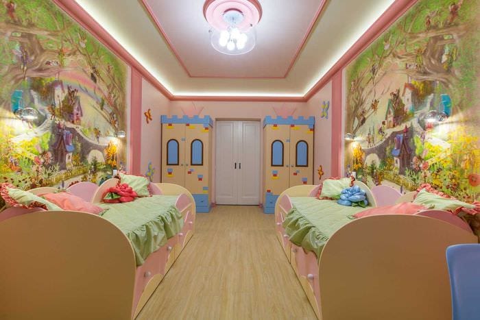 вариант светлого декора детской комнаты для двоих девочек