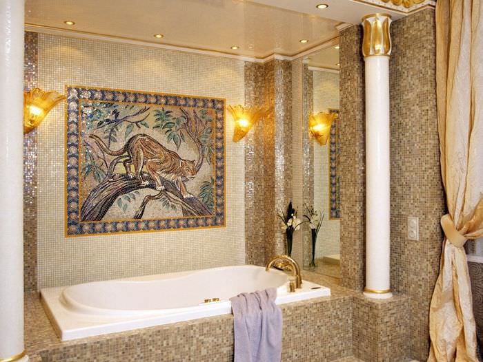 Керамическое панно на стене ванной комнаты и стильные светильники