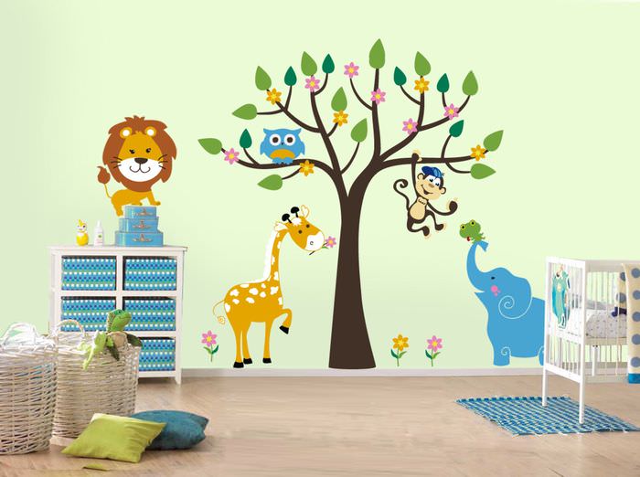 Дерево и зверушки на стене в детской комнате