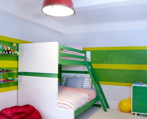 Двухъярусная кровать с лестницей в детской комнате